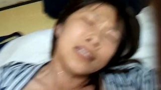 【個人撮影】アナルを攻められて何故か潮吹きしてしまう不倫中の人妻さん。…無修正動画