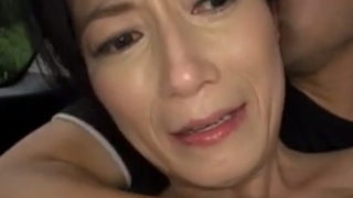 上品で清潔感たっぷりで美しすぎる五十路美熟女の青姦SEXエロ動画