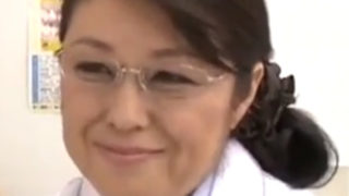 五十路眼鏡美熟女の保健室の先生と性行為する男子生徒のエロ動画【無料】