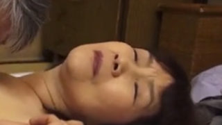 70代の老婆をナンパして即マンするエロ動画