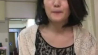 キュートで童顔ルックスの三十路人妻美熟女のおまんこに中出しするアダルト動画【無修正】無料