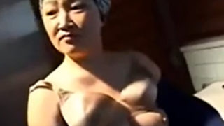 トイレ掃除の還暦六十路おばさんとハメ撮りで顔射するエロ動画【無修正】無料